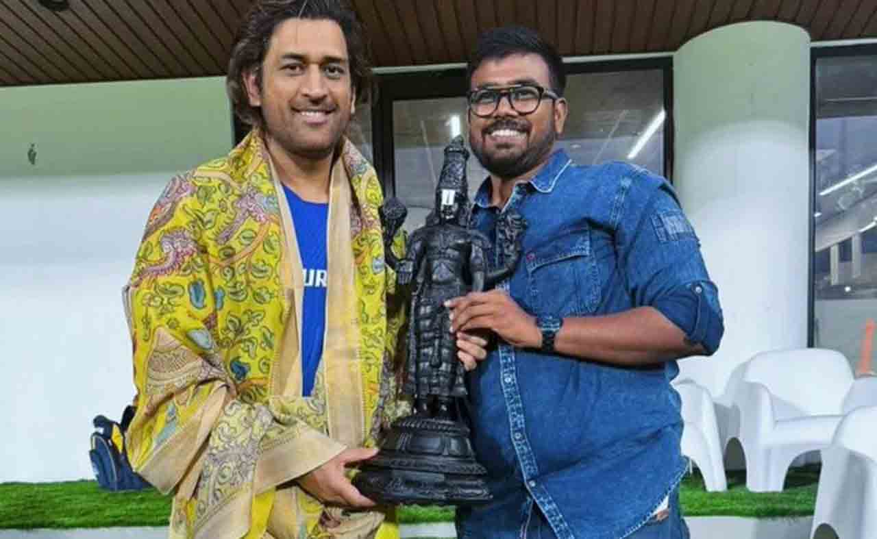 MS Dhoni | సీఎస్కే క్యాంప్‌లో ధోనీ.. స‌ర్‌ప్రైజ్ గిఫ్ట్ ఇచ్చిన అభిమాని