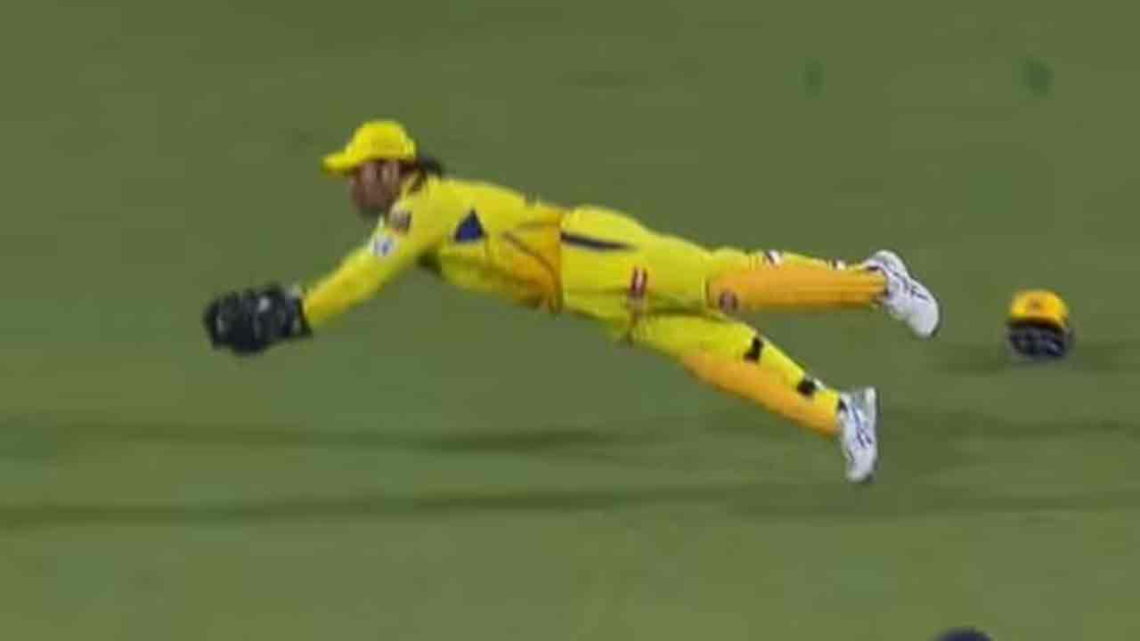Dhoni: 0.6 సెక‌న్ల‌లోనే స్ట‌న్నింగ్ క్యాచ్ ప‌ట్టిన ధోనీ.. వీడియో