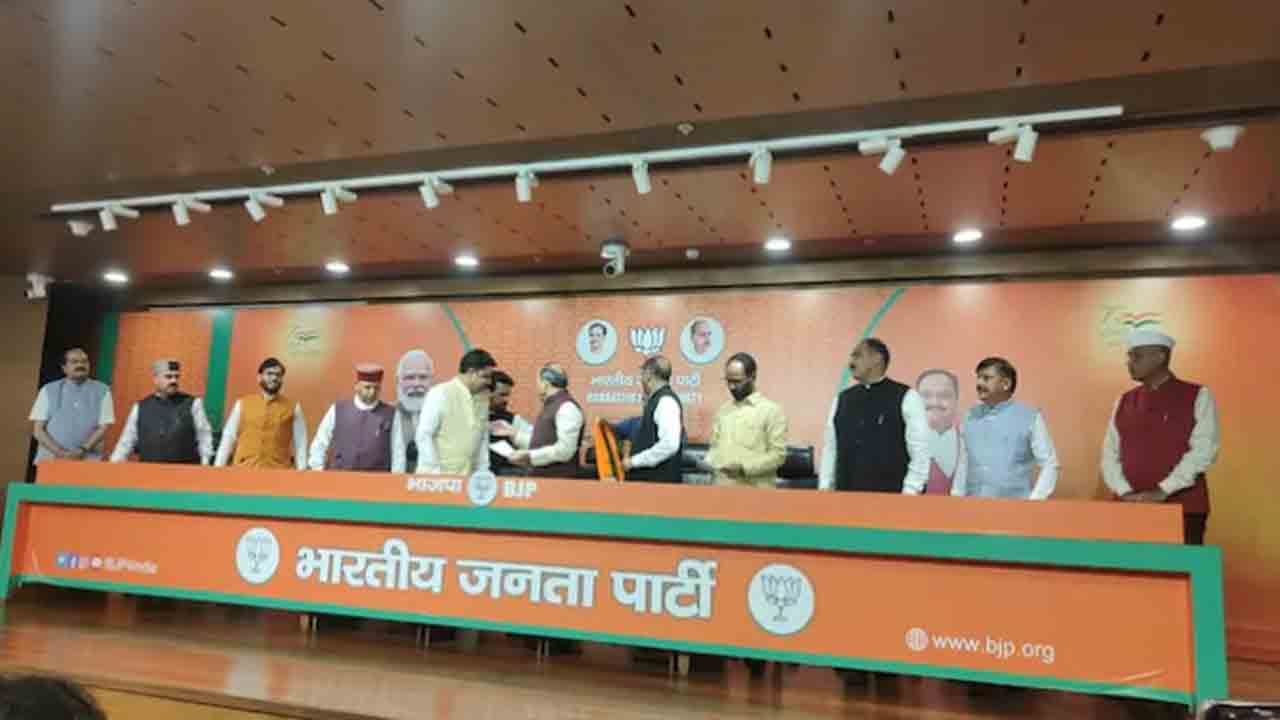 disqualified Congress MLAs | అనర్హత వేటు పడిన ఆరుగురు హిమాచల్‌ కాంగ్రెస్‌ ఎమ్మెల్యేలు బీజేపీలో   చేరిక