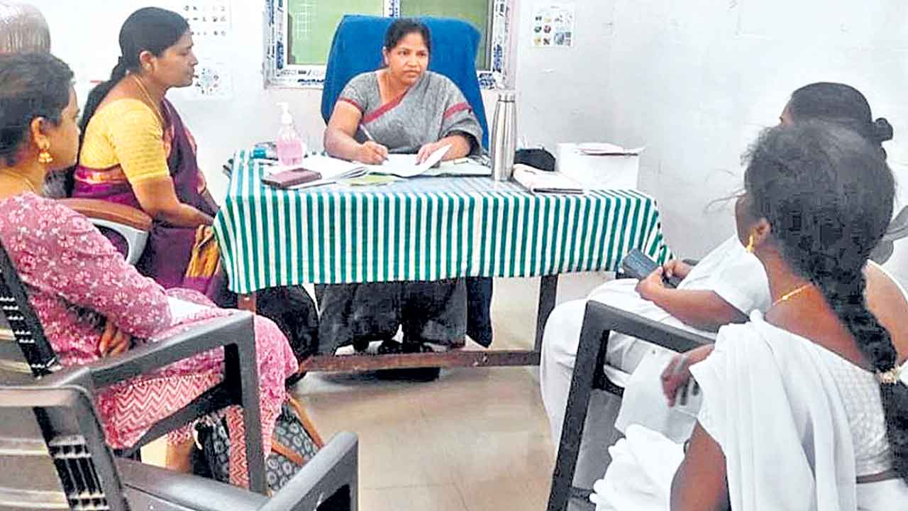 వరండాలో గర్భిణి ప్రసవంపై విచారణ