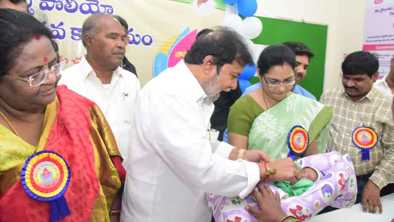 Damodara Rajanarasimha | చిన్నారులకు పోలియో చేక్కలు వేసిన మంత్రి దామోదర రాజనరసింహ