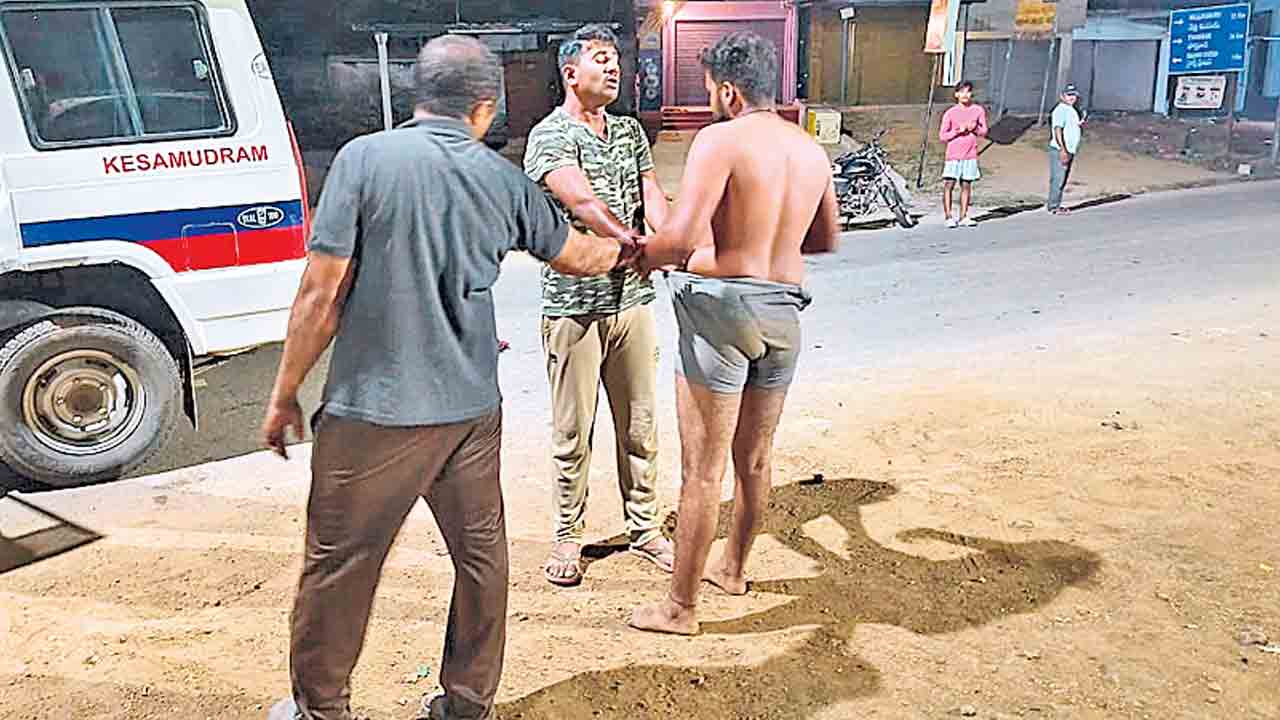 Kesamudram | మామూళ్లు ఇవ్వలేదని బట్టలూడదీసి.. ఇసుకలారీ డ్రైవర్‌పై ఇద్దరు కానిస్టేబుళ్ల అరాచకం