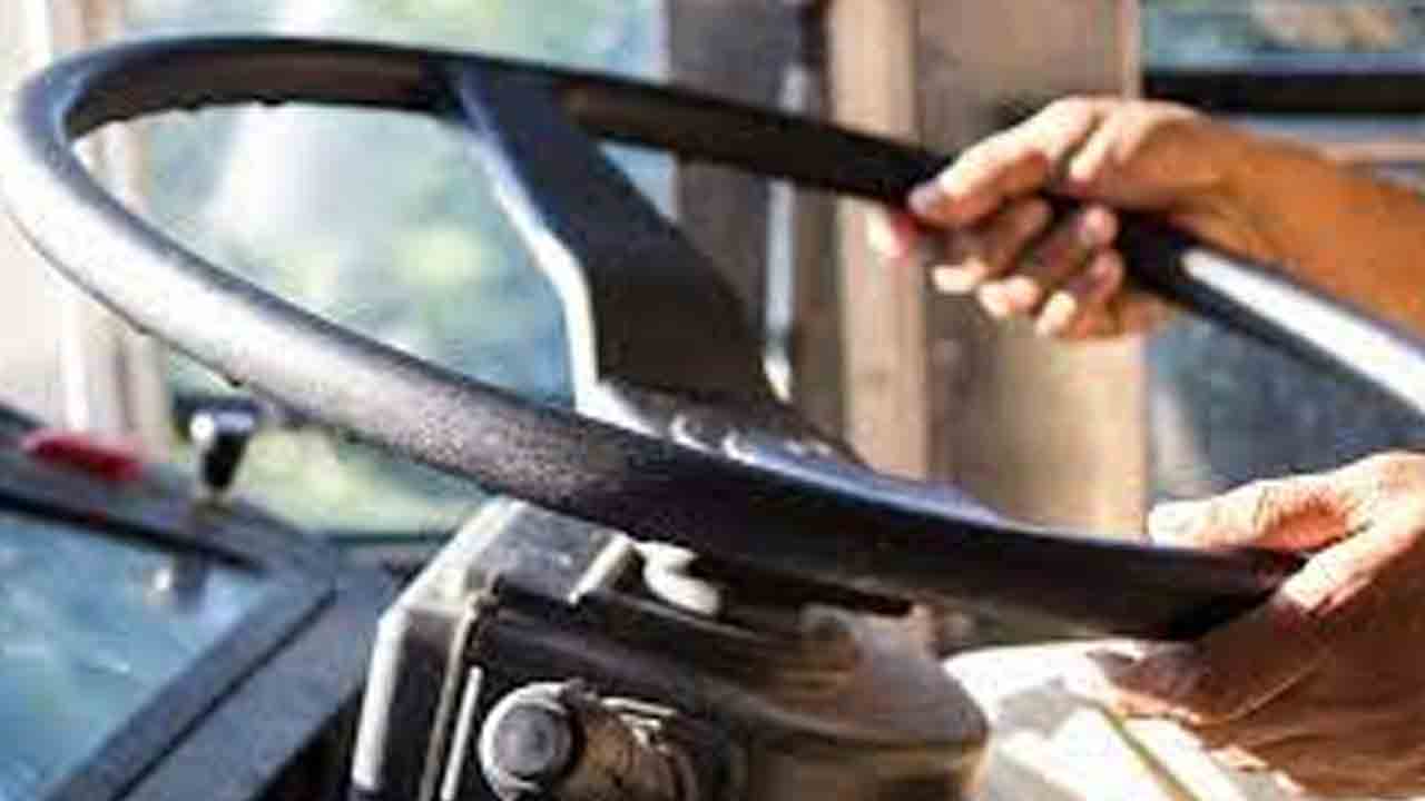 Bus driver | బుల్లెట్‌ తగిలి రక్తమోడుతున్నా.. 30 కి.మీ. బస్సు నడిపి ప్రయాణికులను రక్షించిన డ్రైవర్