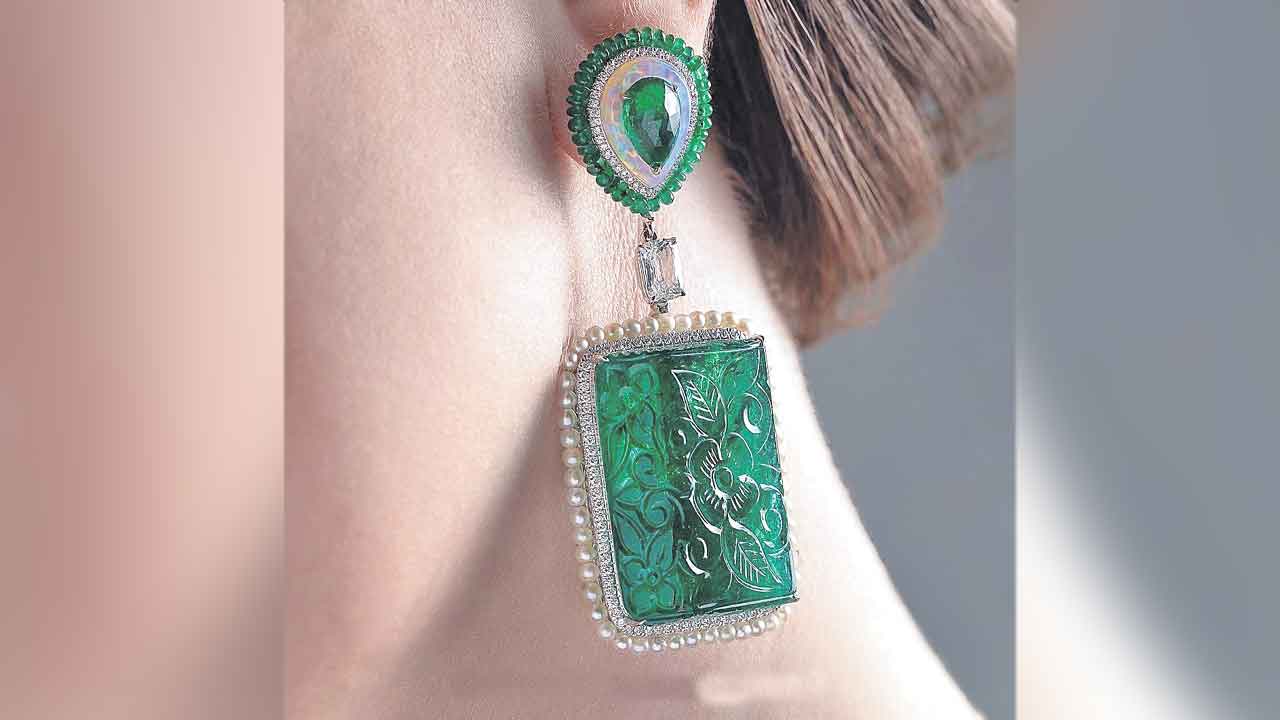 Stone Jewellery | పసుపు పచ్చటి వన్నెలో మెరిసే పుత్తడికి రంగుల కళ రావాలంటే వాటిని జోడించాల్సిందే!