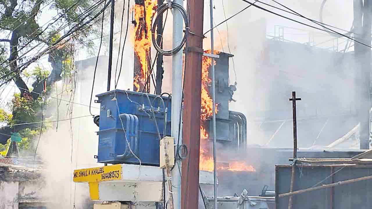 Transformers | రికార్డు స్థాయిలో పెరిగిన విద్యుత్‌ వినియోగం.. ట్రాన్స్‌ఫార్మర్లకు ఓవర్‌లోడ్‌ గండం