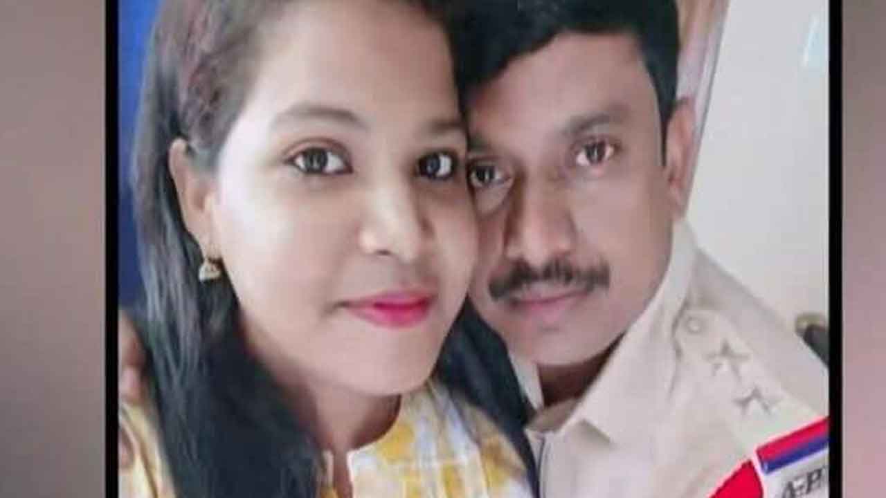 పోలీస్‌ ఉద్యోగం పేరిట 3 కోట్లు దోచేసిన లవర్స్‌