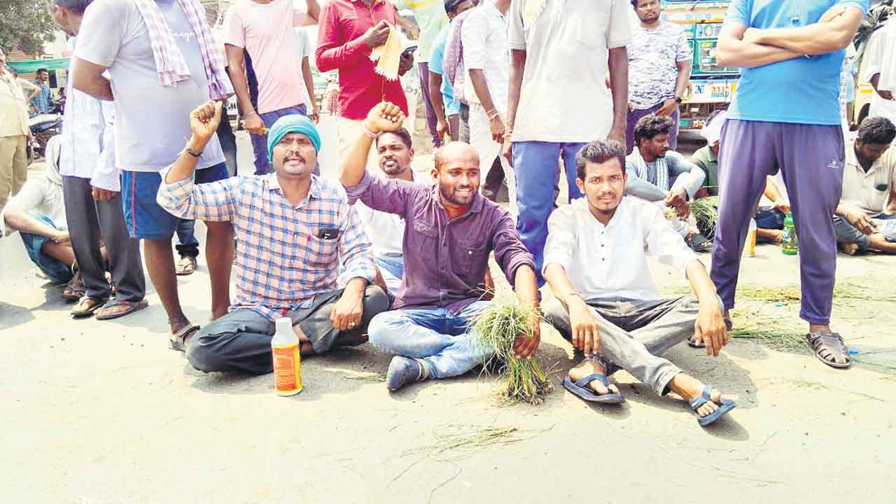 నీళ్ల కోసం మళ్లీ రోడ్డెక్కిన రైతన్న