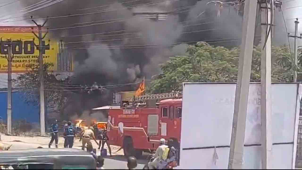 Sangareddy | నారాయణఖేడ్‌లో భారీ అగ్నిప్రమాదం.. మూడు కార్లు ద‌గ్ధం