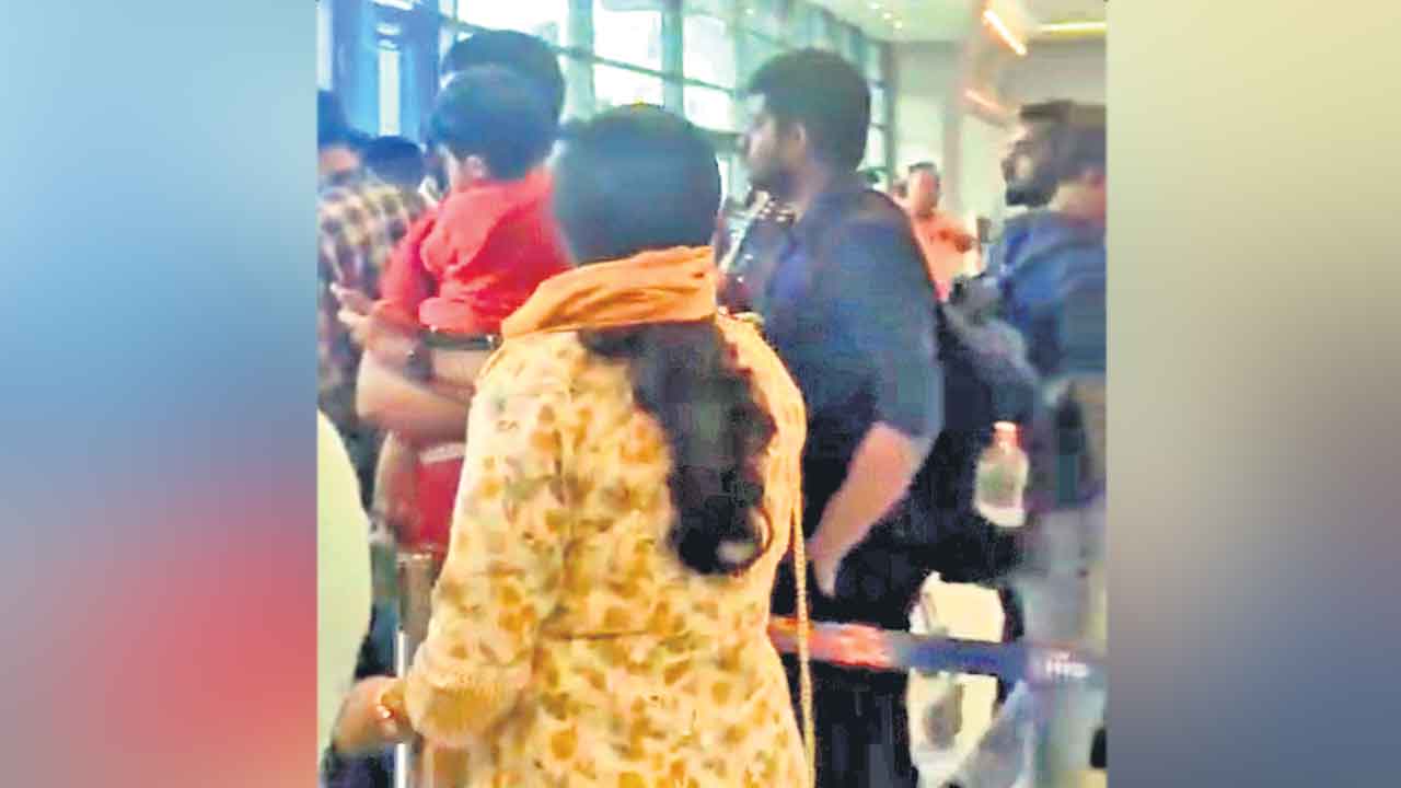 ఎయిర్‌పోర్టులో ప్రయాణికుల ఆందోళన