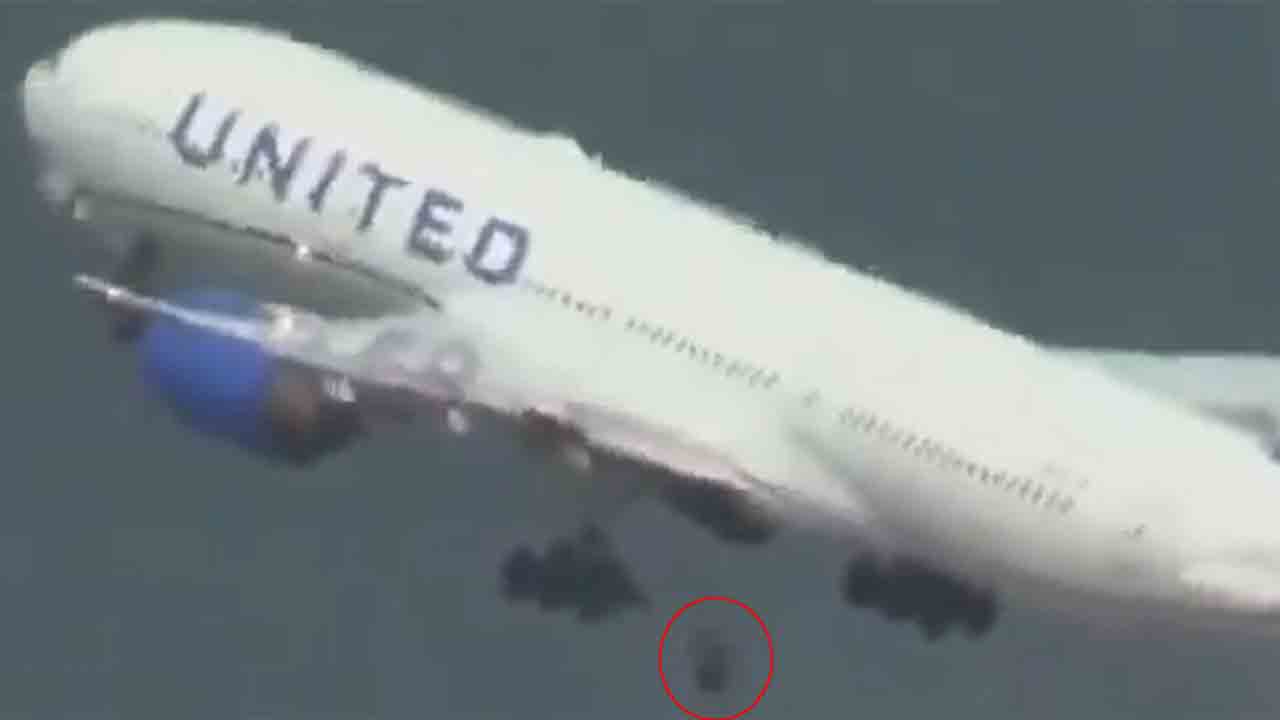 flight loses tyre | విమానం టేకాఫ్‌ కాగానే ఊడిన చక్రం.. వీడియో