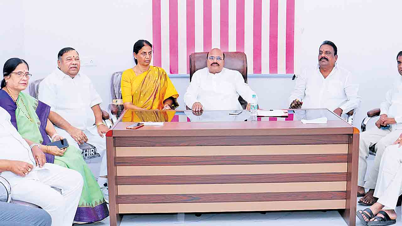 కేసీఆర్‌ను ఎదుర్కొనలేకే.. అక్రమ కేసులు