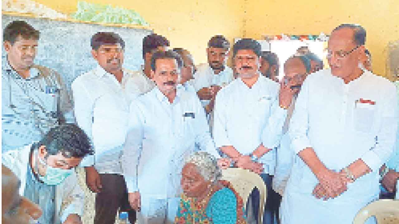 వైద్య శిబిరాలను సద్వినియోగం చేసుకోవాలి