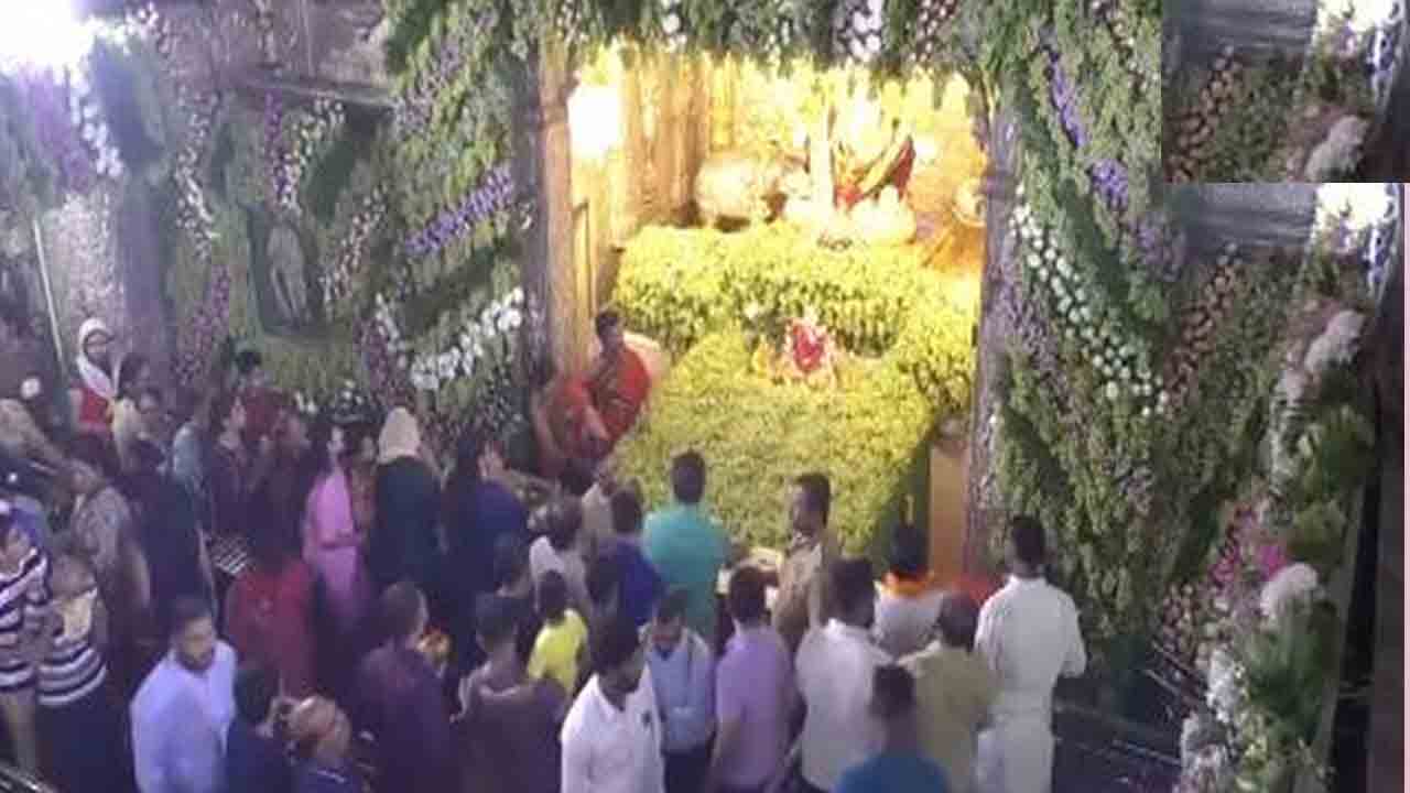 రెండు వేల కిలోల ద్రాక్షతో గణేశుడి ఆలయం ముస్తాబు