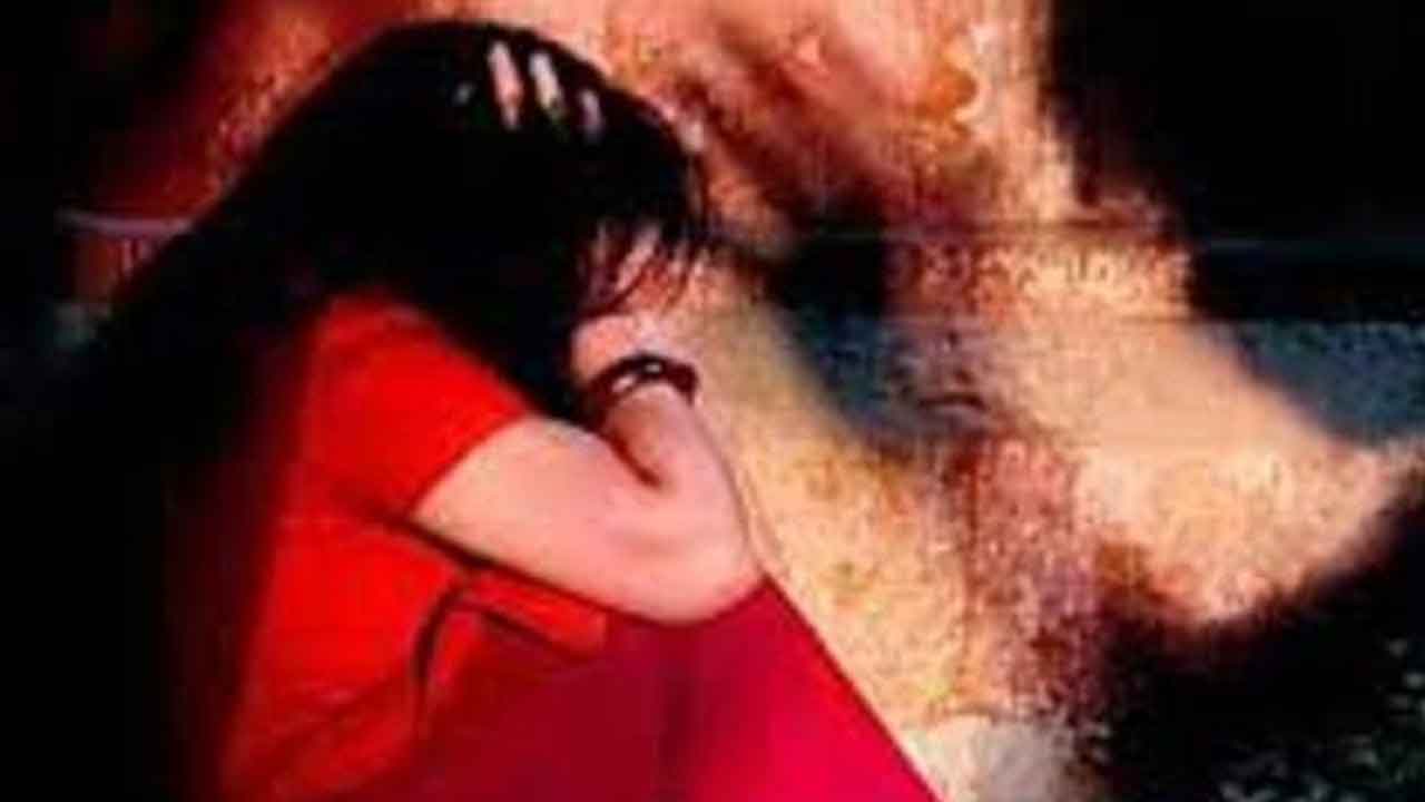 Man Rapes Daughter | కుమార్తెపై తండ్రి అత్యాచారం.. ఇంటికి వచ్చిన భార్య ఇది చూసి షాక్‌