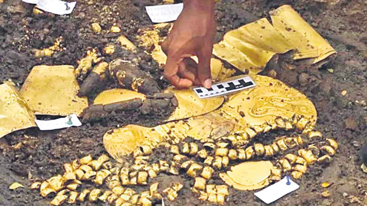 Gold Treasure | సమాధిలో శవాల అవశేషాలతో పాటు భారీ బంగారు నిధి