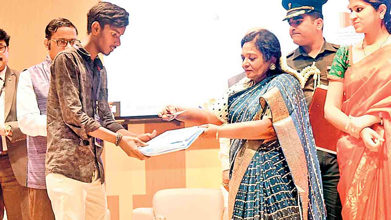 కేంద్ర పథకాలతో పేదలకు లబ్ధి