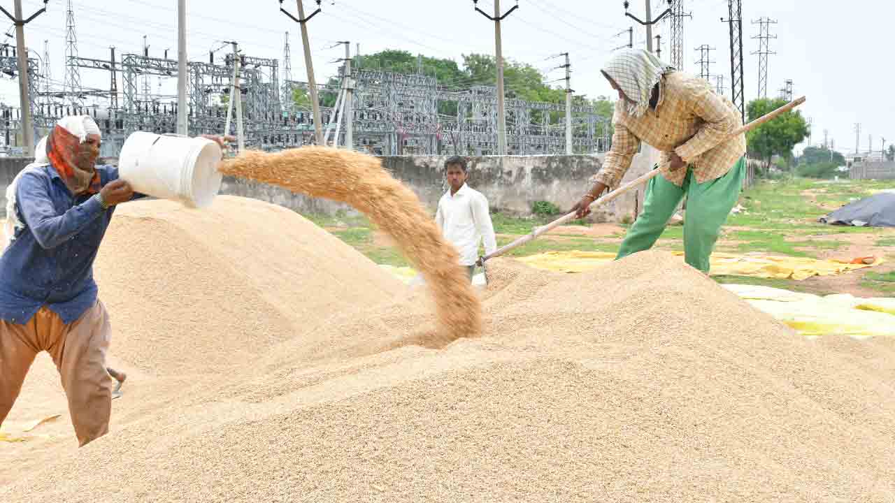 కొనుగోళ్ల సందడి