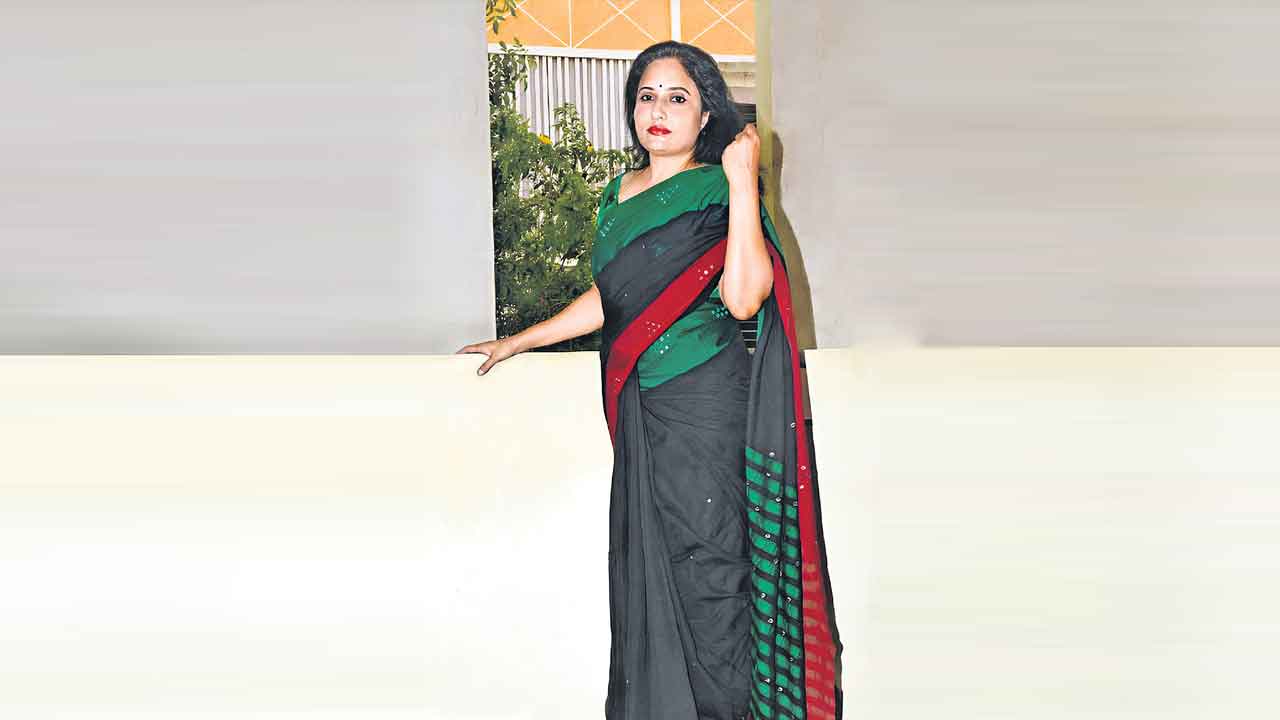 Life style | చేనేతలోని సౌకుమార్యాన్ని నింపుకొన్న నలుపు మెరుపు..