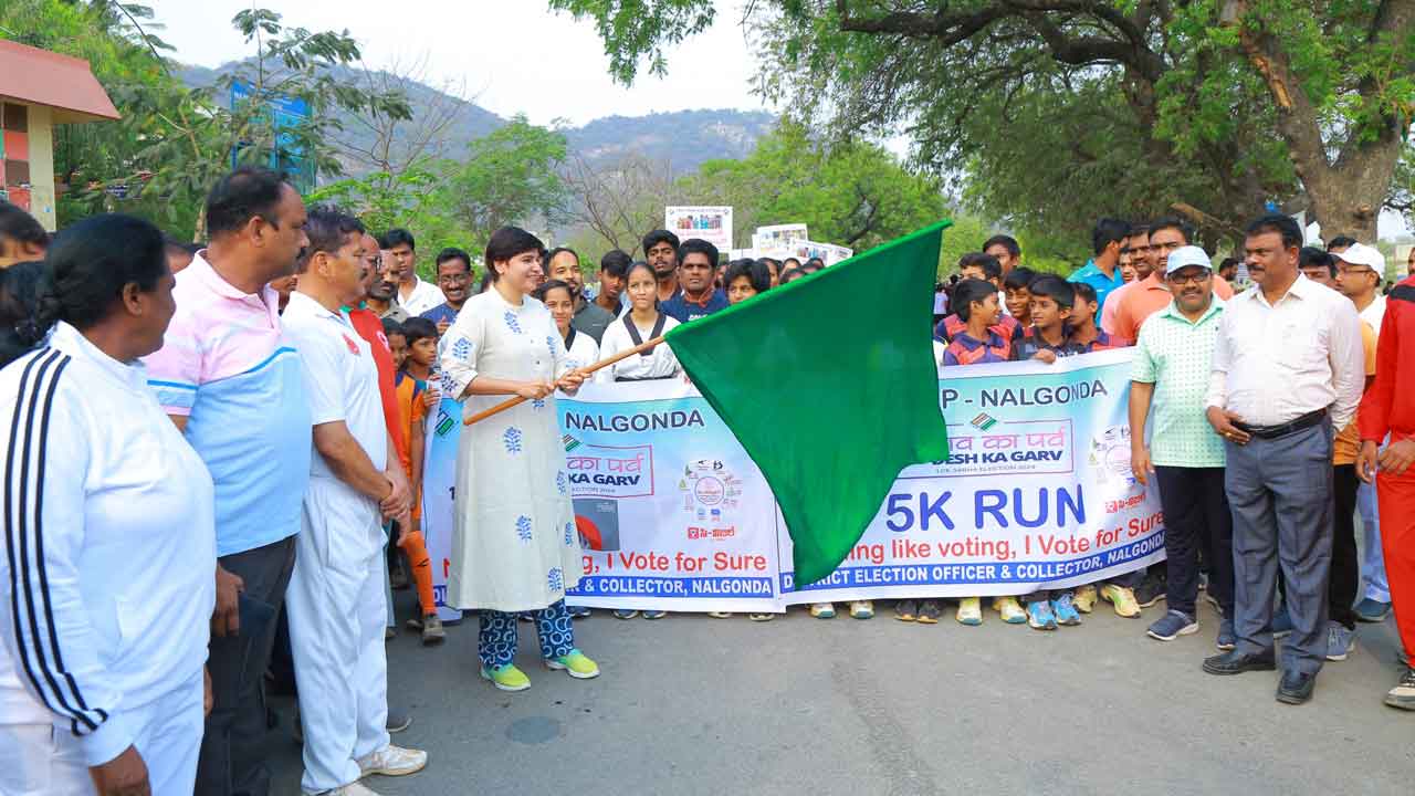 Nallagonda | నైతిక ఓటింగ్ పై 5 కే రన్‌.. జెండా ఊపి ప్రారంభించిన కలెక్టర్‌ హరిచందన