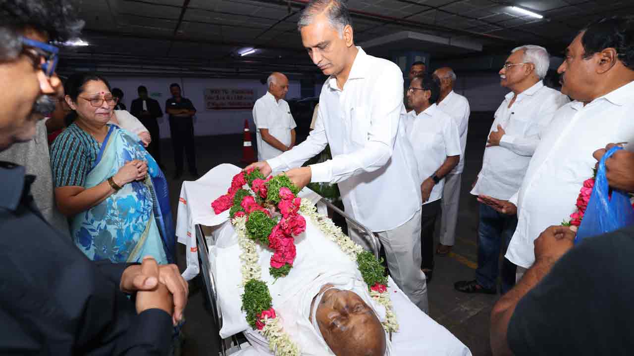 Harish Rao | డాక్టర్‌ సుధాకర్‌రావు భౌతికకాయానికి నివాళులర్పించిన హరీశ్‌ రావు