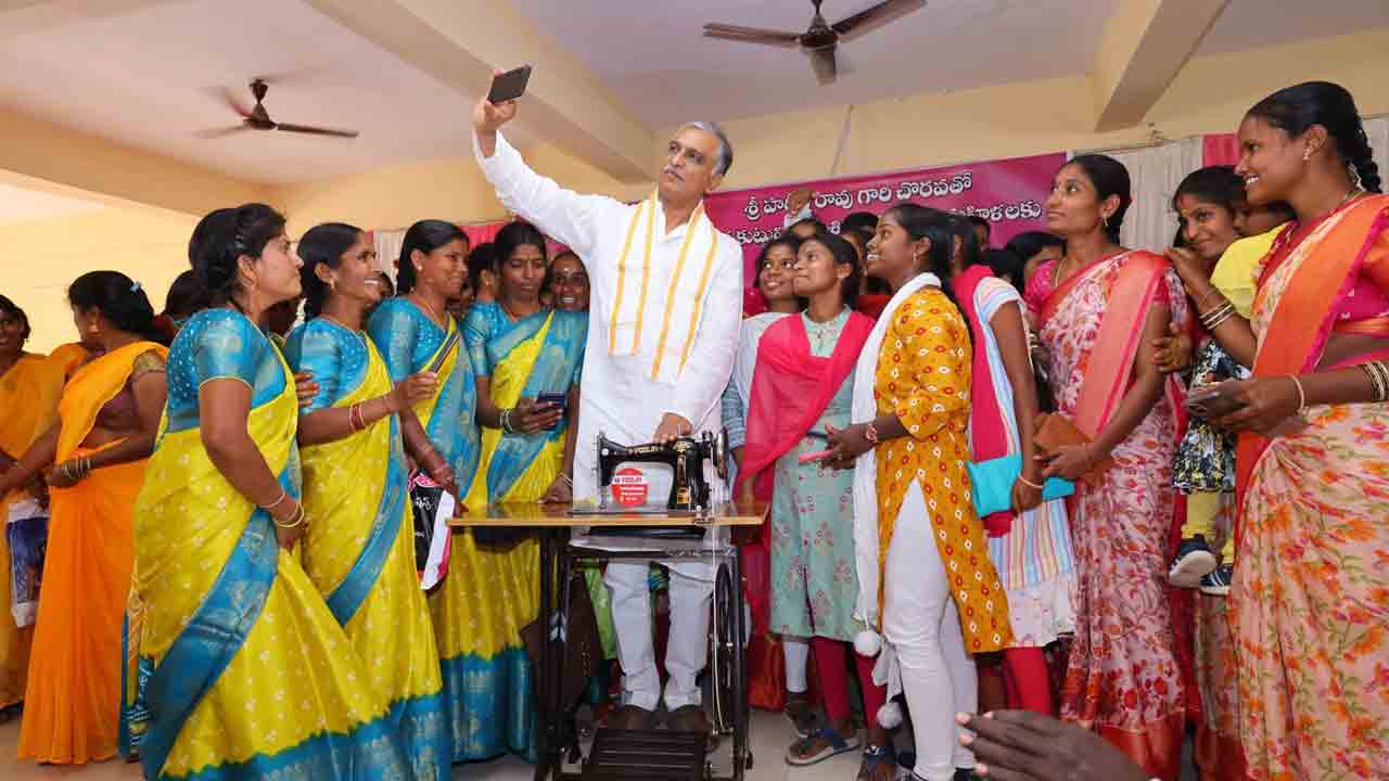 Harish Rao | 800 మంది మహిళలకు ఉచిత కుట్టు మిషన్లు పంపిణీ చేసిన హరీష్ రావు