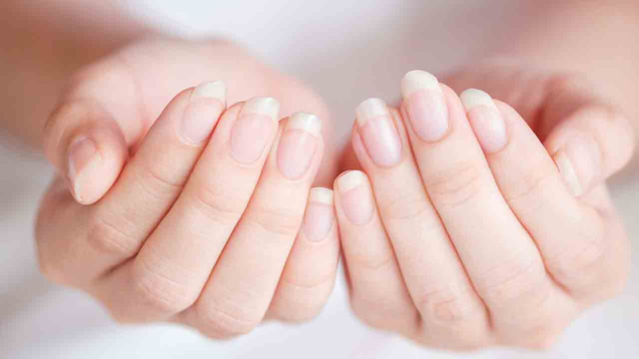 మకుటాల్లాంటి గోళ్ల కోసం..