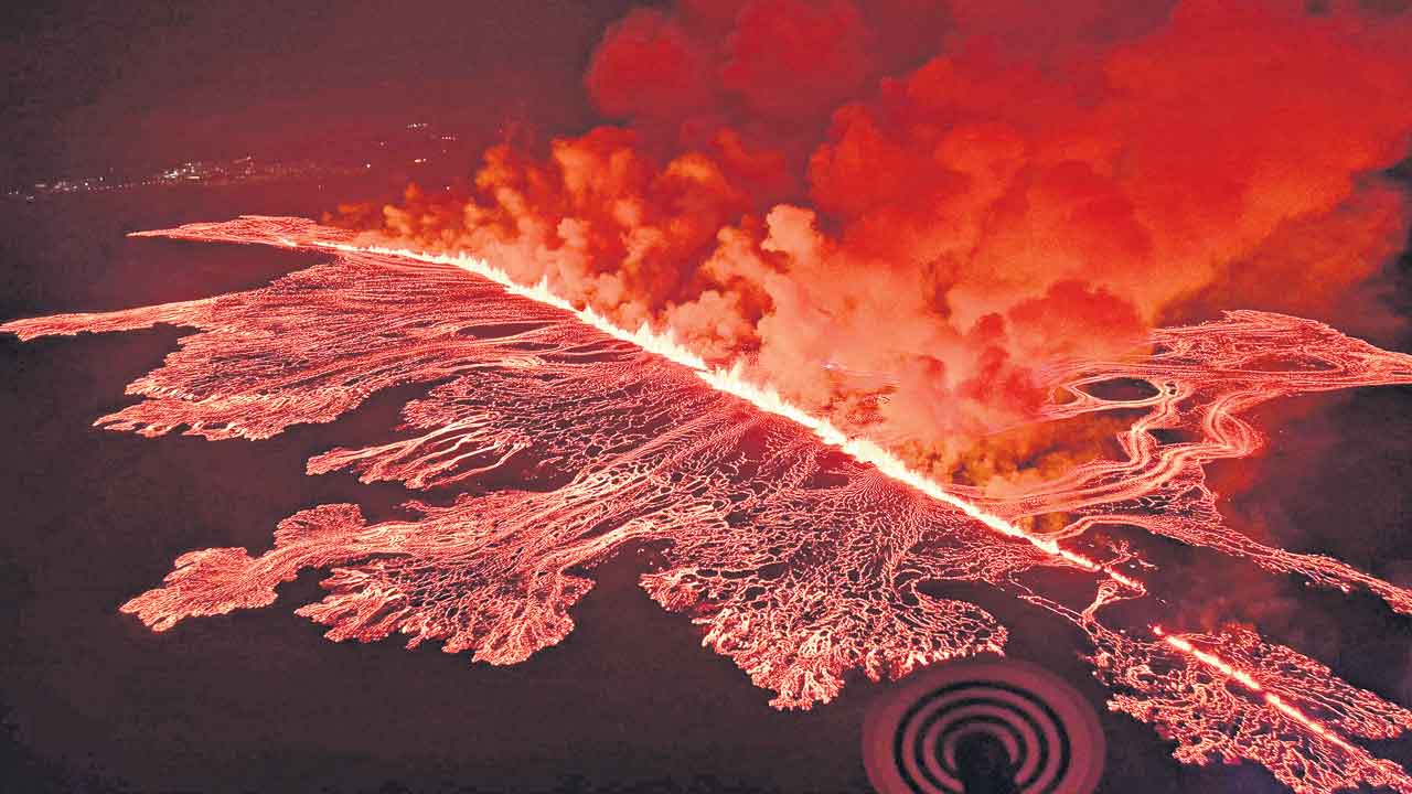Volcano Eruption | నిప్పులు చిమ్ముతున్న ఐలాండ్‌ అగ్నిపర్వతం