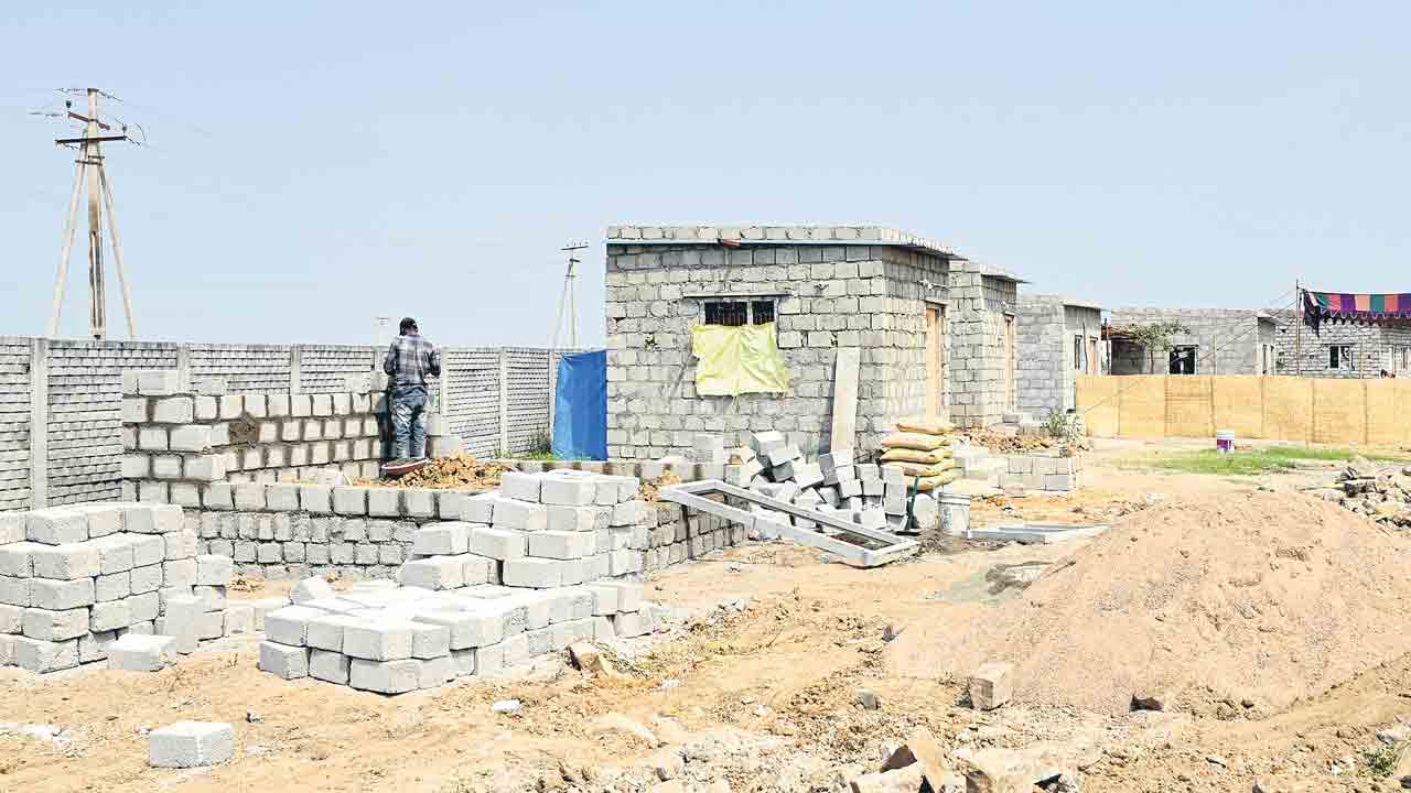 ప్రభుత్వ భూమిలో ప్రైవేటు షెడు