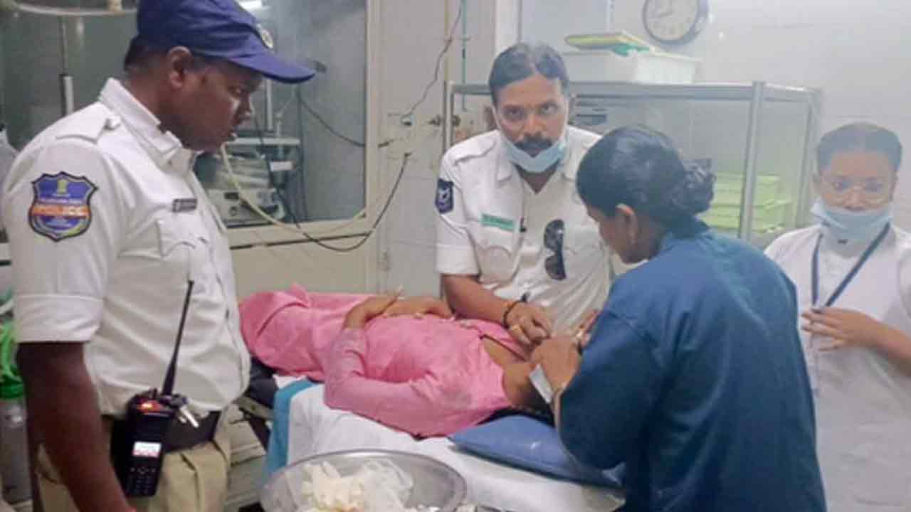 Traffic Inspector | పరీక్షకు వెళ్తుండగా ఇంటర్‌ విద్యార్థినికి యాక్సిడెంట్‌.. మానవత్వం చాటుకున్న మహంకాళి ట్రాఫిక్‌ ఇన్‌స్పెక్టర్‌