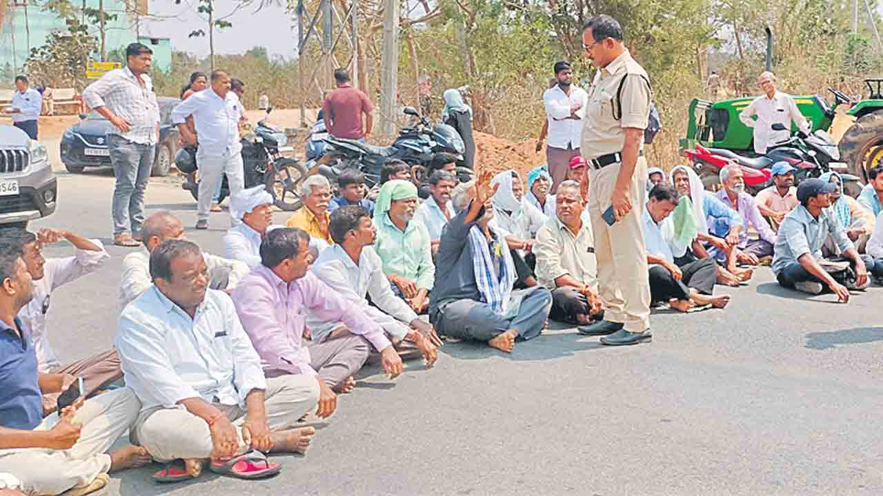 నీళ్లిచ్చి పంటలను కాపాడాలి