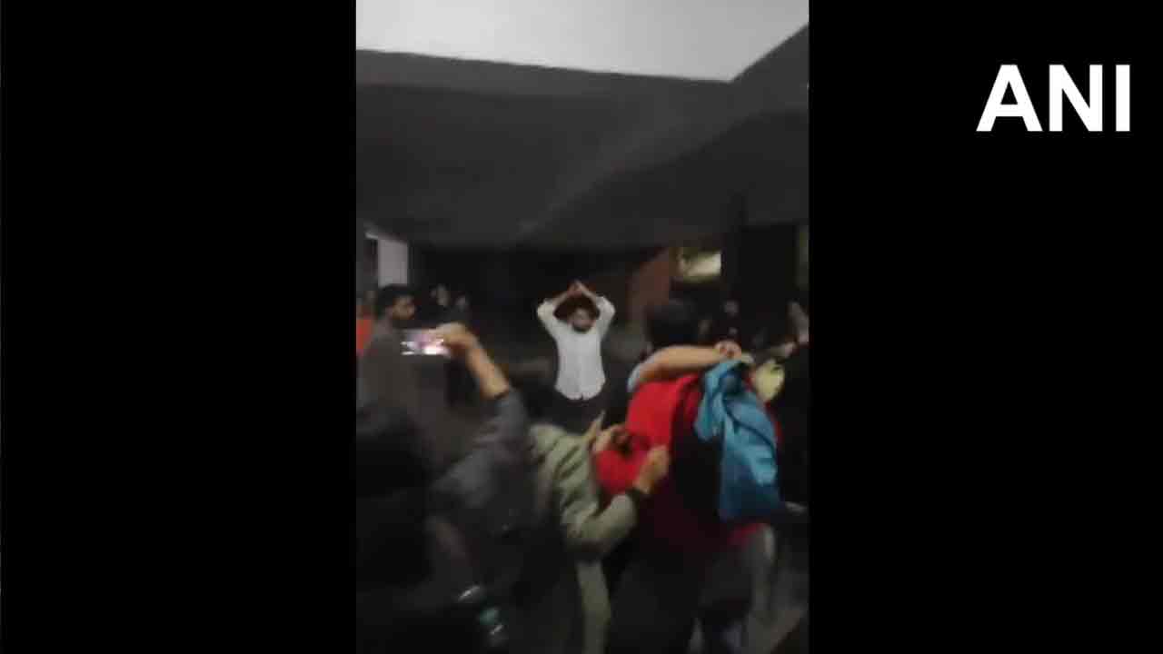 Students Clash:  జేఎన్‌యూలో ఏబీవీపీ, లెఫ్ట్ విద్యార్థుల మ‌ధ్య ఘ‌ర్ష‌ణ.. వీడియో