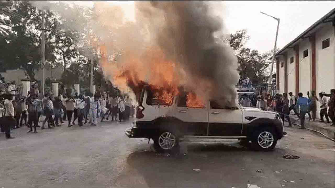 Karnataka | కాంగ్రెస్‌ పాలిత కర్ణాటకలో మిర్చి రైతుల కన్నెర్ర.. ఫైర్‌ ఇంజిన్‌ సహా మూడు వాహనాలకు నిప్పు