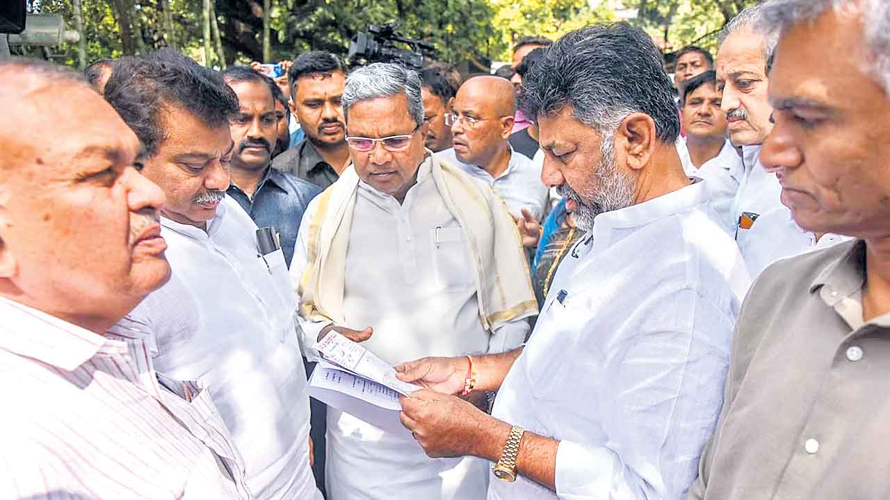 Karnataka Congress | మళ్లీ ఆ కుటుంబానికే అంటే ఎలా.. కర్ణాటక కాంగ్రెస్‌లో టికెట్ల కుంపటి