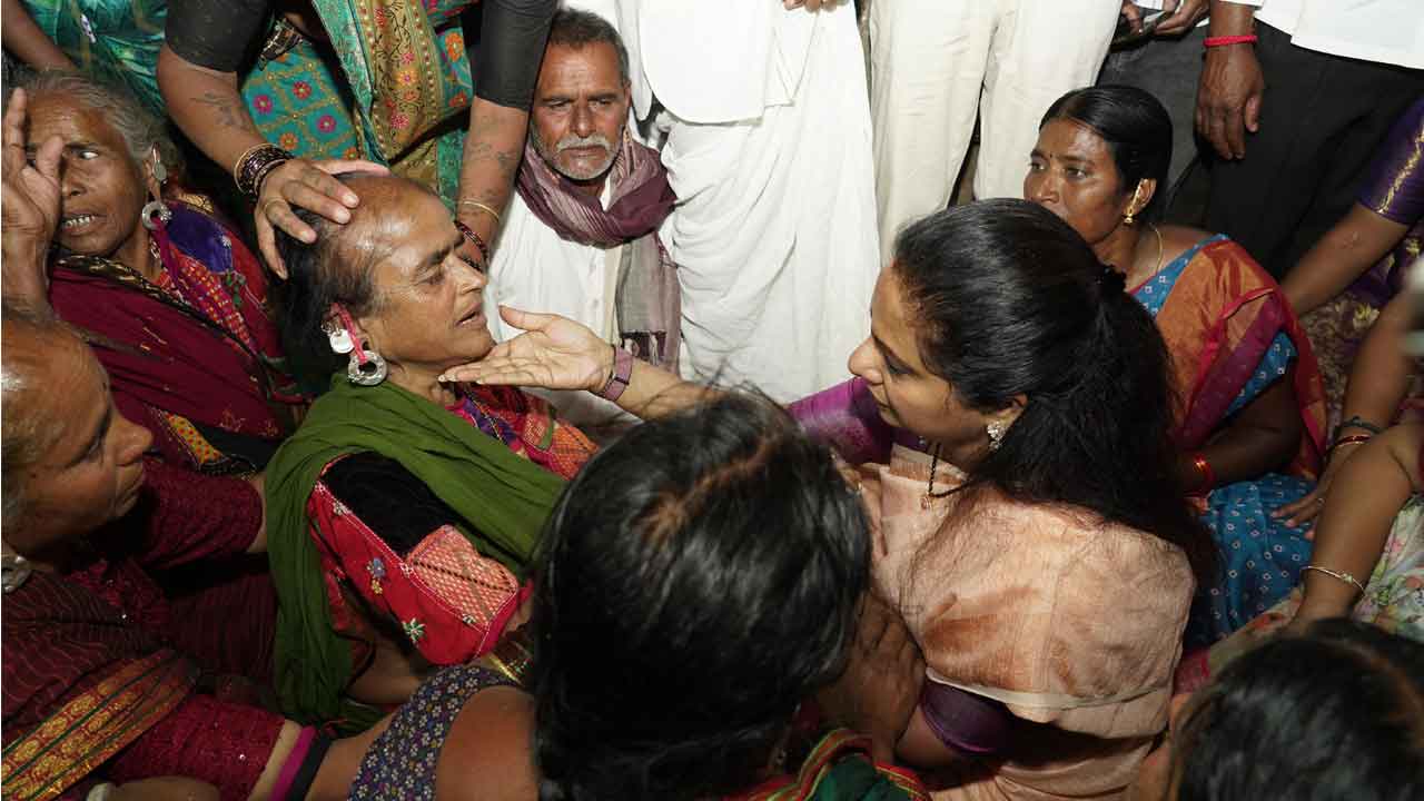 MLC Kavitha | వెంకట్ కుటుంబానికి ఆర్థిక సహాయం అందజేసిన ఎమ్మెల్సీ కవిత