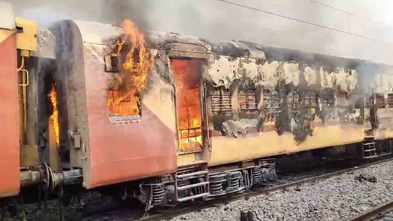 Kazipet | కాజీపేట రైల్వే స్టేషన్‌లో భారీ అగ్నిప్రమాదం