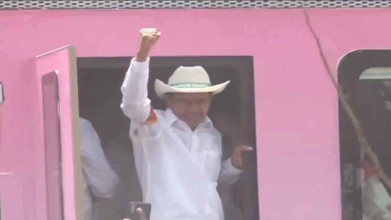 KCR | ధరావత్‌తండాలో ఎండిన పంట పొలాలను పరిశీలించిన కేసీఆర్‌..