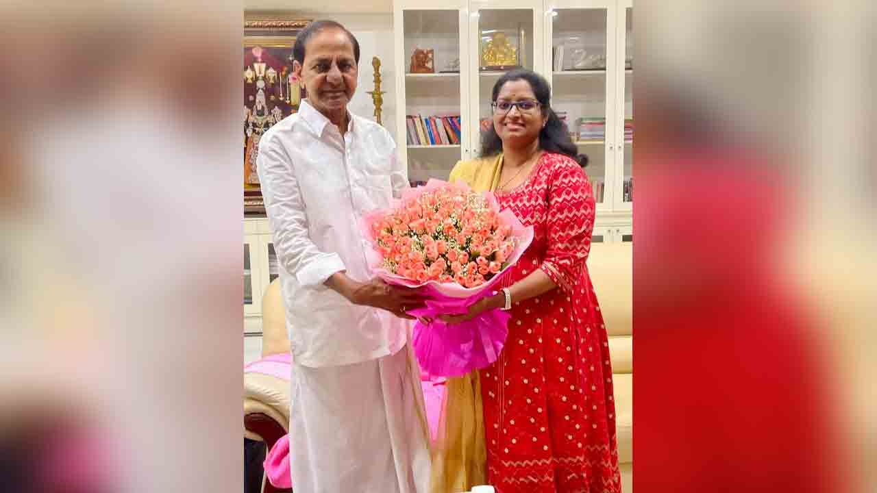 KCR | బీఆర్ఎస్ అధినేత కేసీఆర్‌ను క‌లిసిన వ‌రంగ‌ల్ ఎంపీ అభ్య‌ర్థి క‌డియం కావ్య‌
