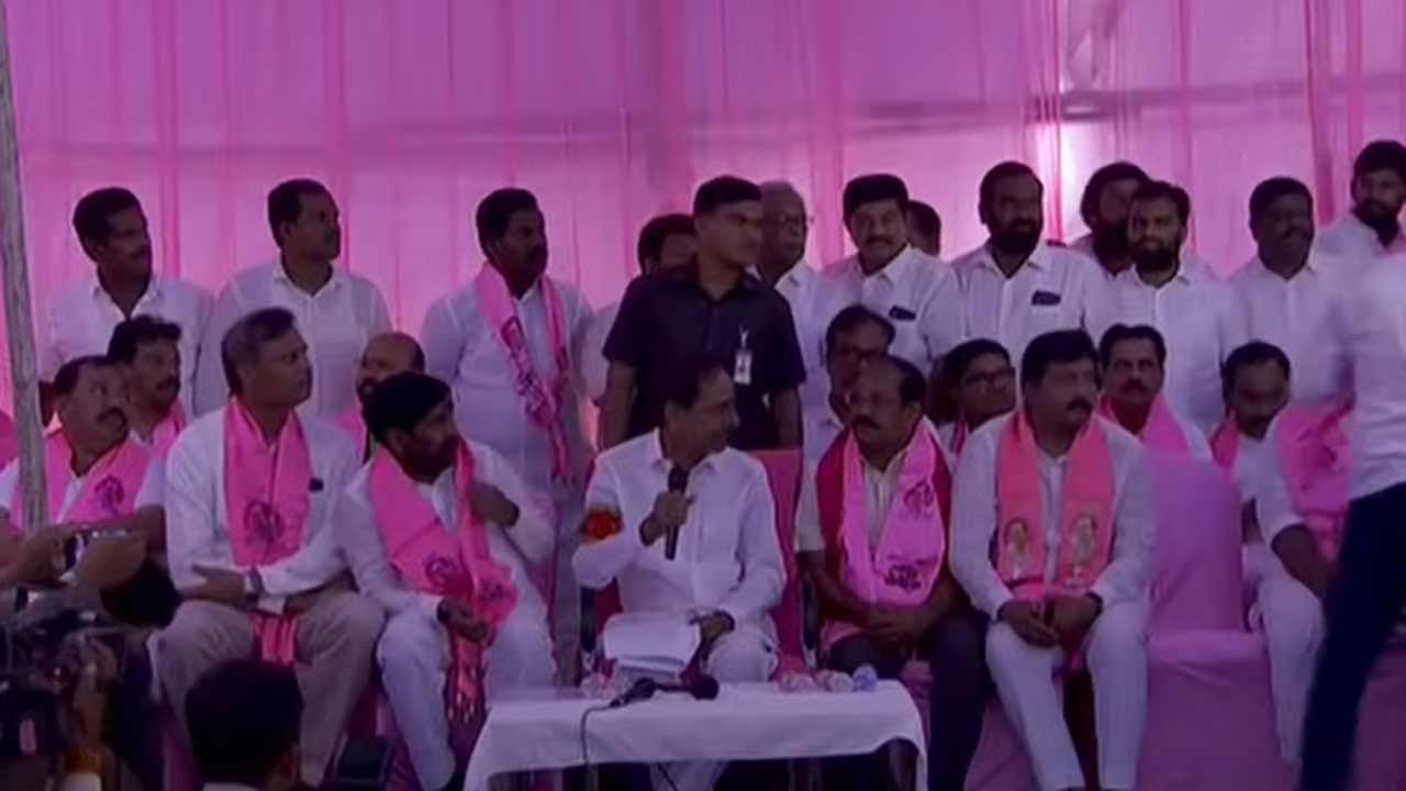 KCR Press Meet | కేసీఆర్ ప్రెస్మీట్లో పవర్ కట్..!