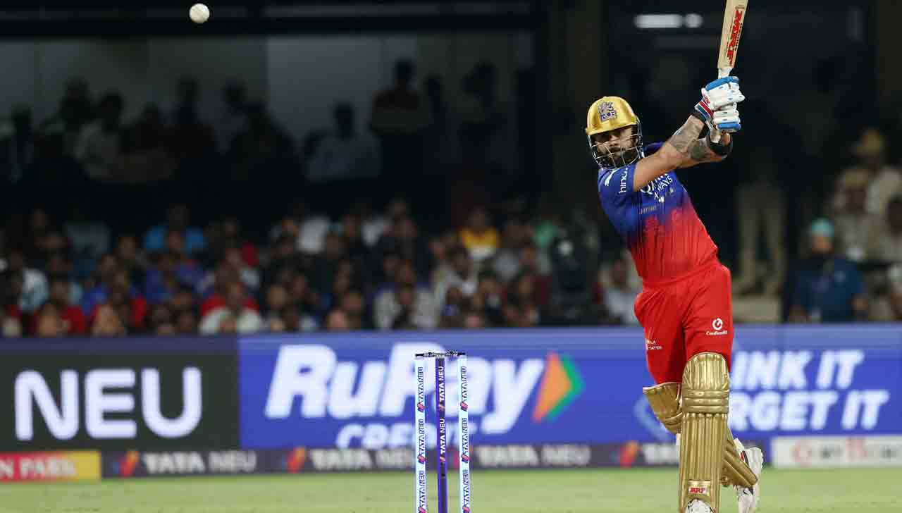 IPL 2024 RCB vs PBKS | కెప్టెన్, గ్రీన్ దొరికిపోయారు.. బౌండ‌రీల‌తో హోరెత్తిస్తున్న‌ కోహ్లీ