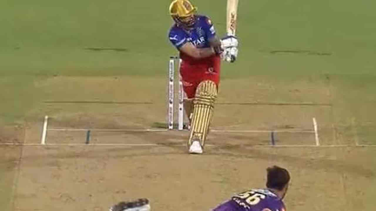 Virat Kohli: స్టార్క్ బౌలింగ్లో స్టన్నింగ్ సిక్సర్ కొట్టిన కోహ్లీ.. వీడియో