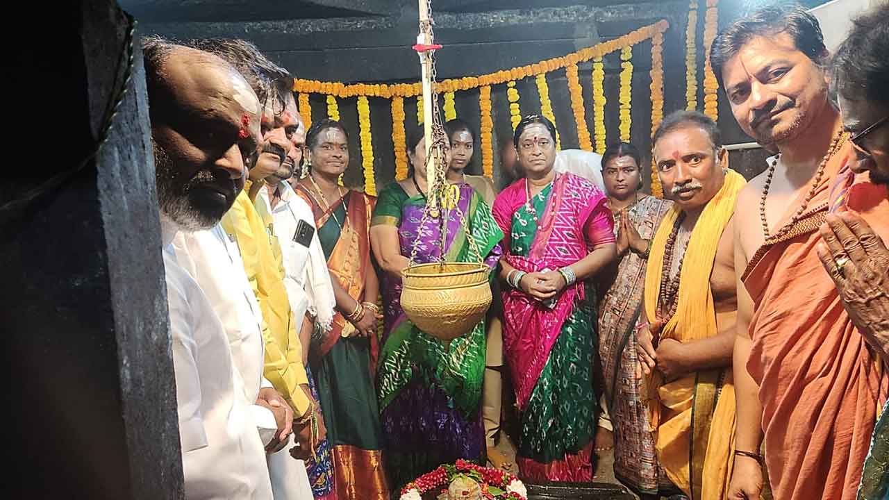 Konda Surekha | శంభులింగేశ్వర స్వామి ఆలయంలో మంత్రి కొండా సురేఖ పూజలు
