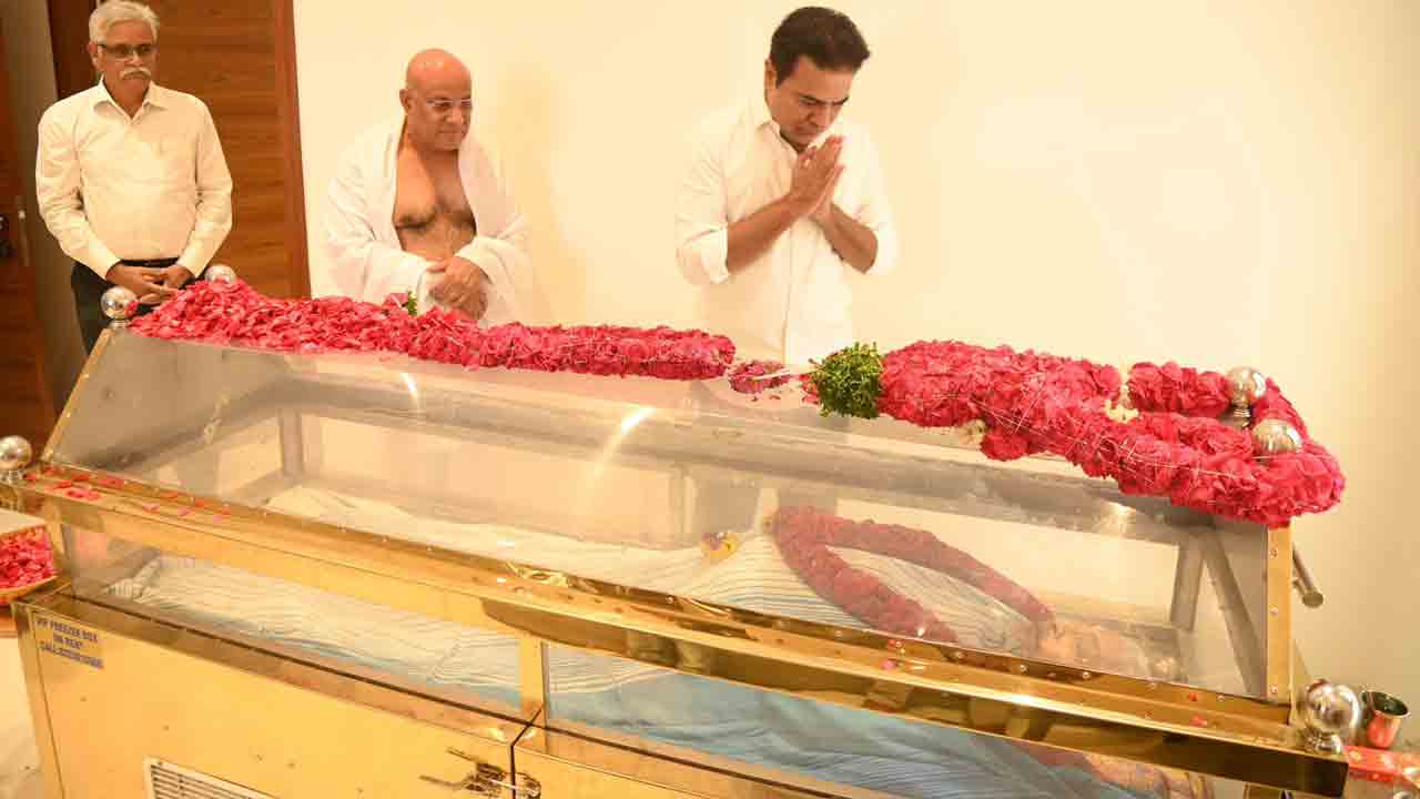 KTR | దామోద‌ర్ రావు మాతృమూర్తి పార్థివ‌దేహానికి నివాళుల‌ర్పించిన కేటీఆర్