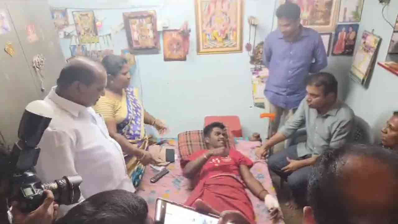 KTR | సిరిసిల్ల‌లో బీఆర్ఎస్ కార్య‌క‌ర్త‌ను పరామ‌ర్శించిన కేటీఆర్