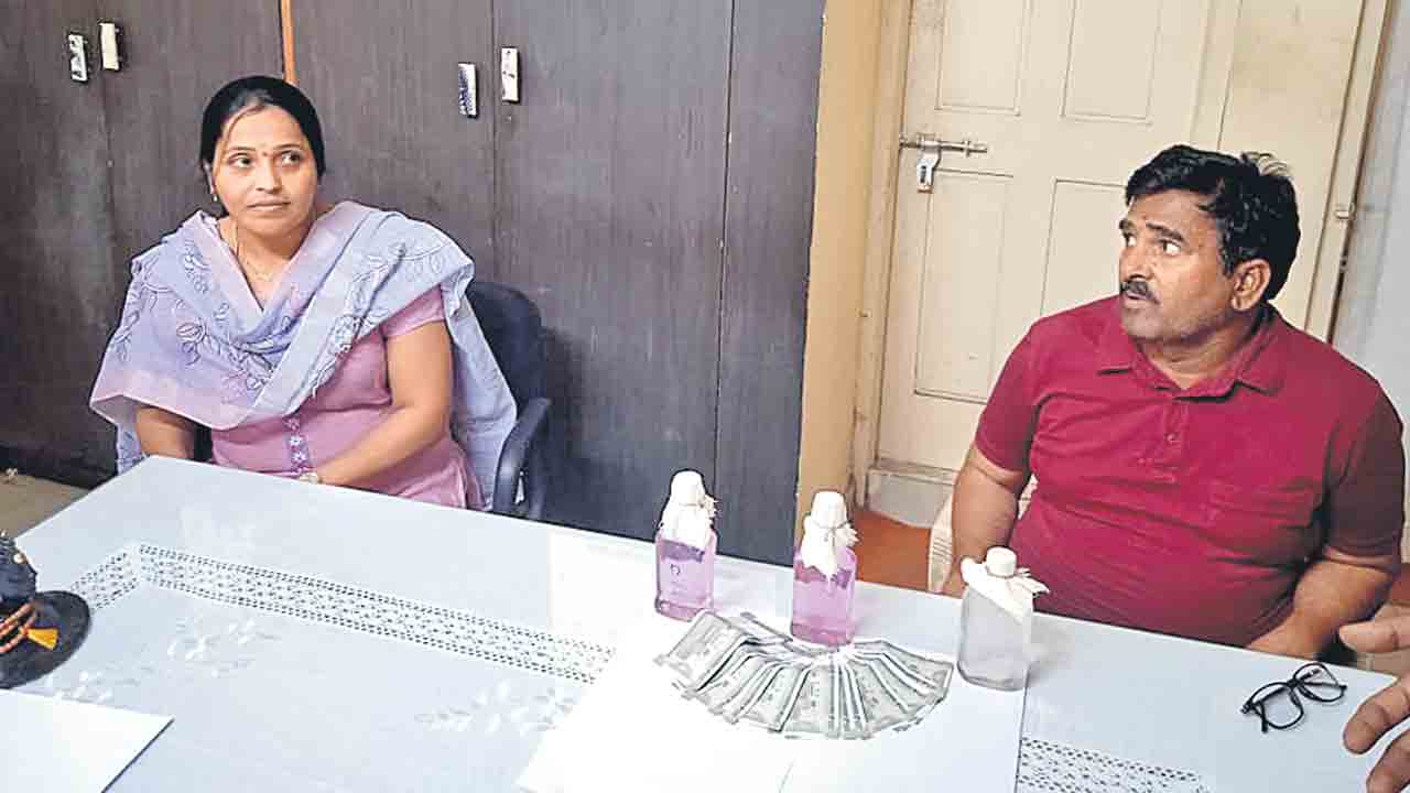ఏసీబీకి చిక్కిన తూనికల శాఖ ఇన్స్పెక్టర్