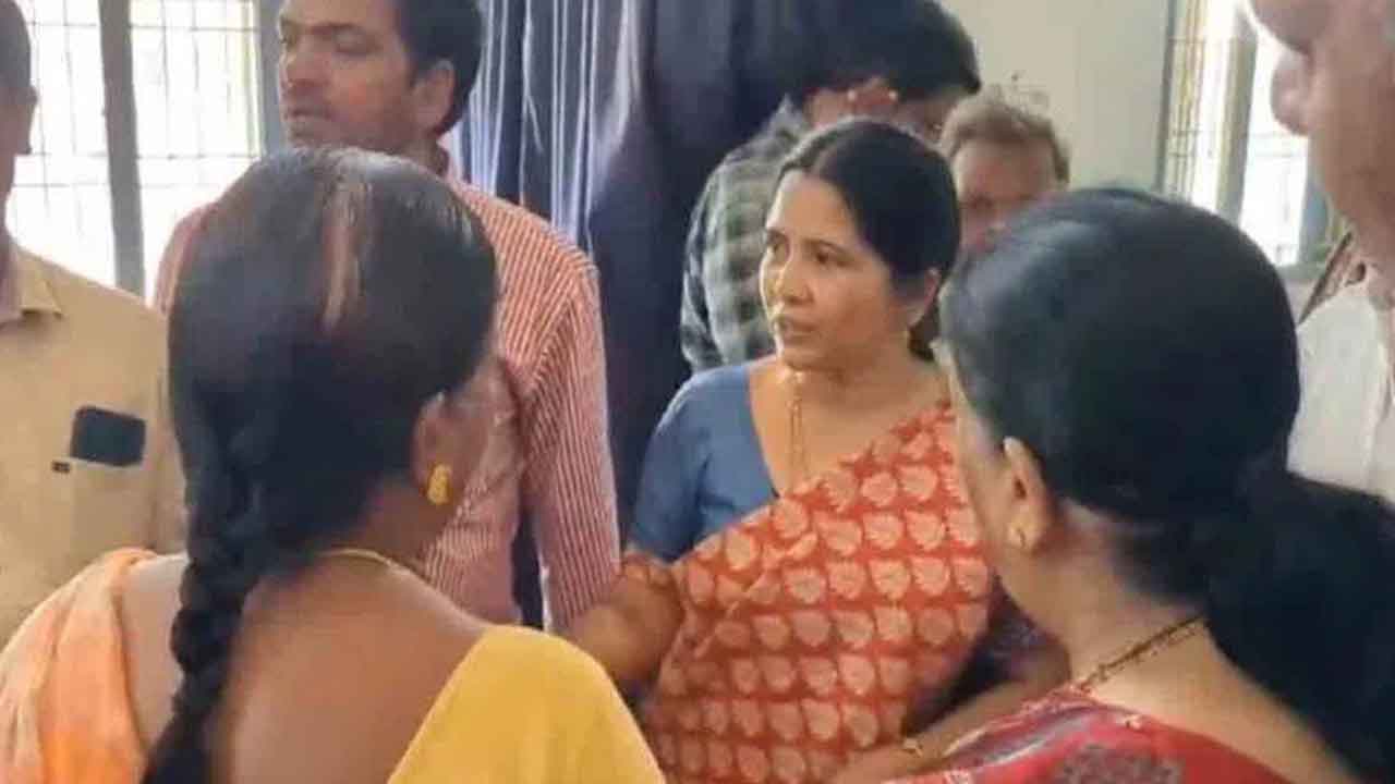 Gadwal | భూసమస్య పరిష్కరించాలని తహసీల్దార్‌పై పెట్రోలు చల్లి.. వారూ పోసుకొని!