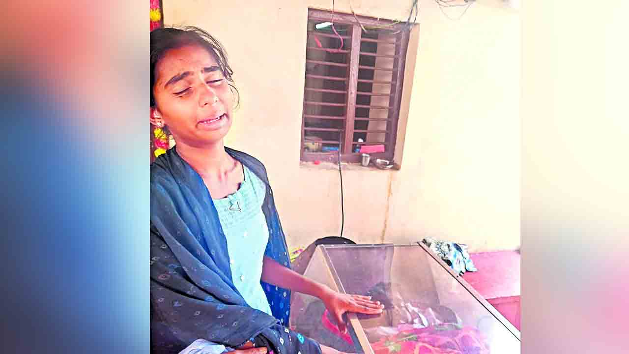 దుఃఖాన్ని దిగమింగుకుని..