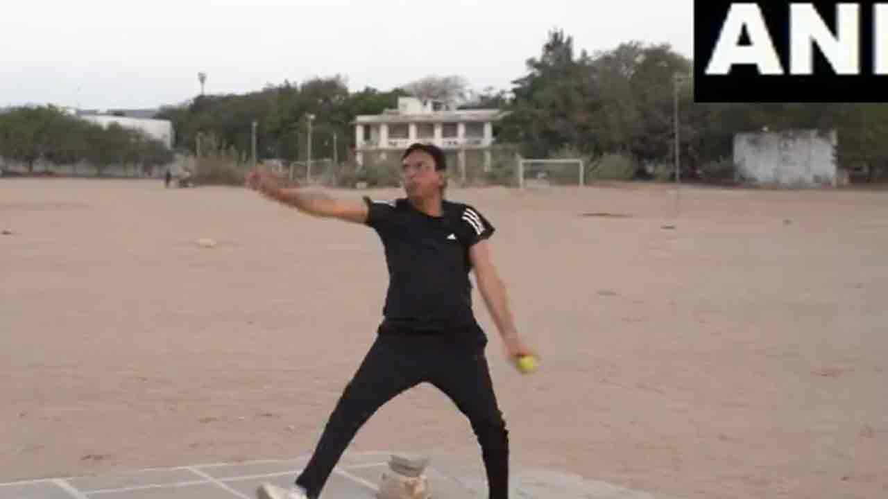 Mansukh Mandaviya: క్రికెట్ ఆడిన కేంద్ర ఆరోగ్య‌శాఖ మంత్రి.. వీడియో