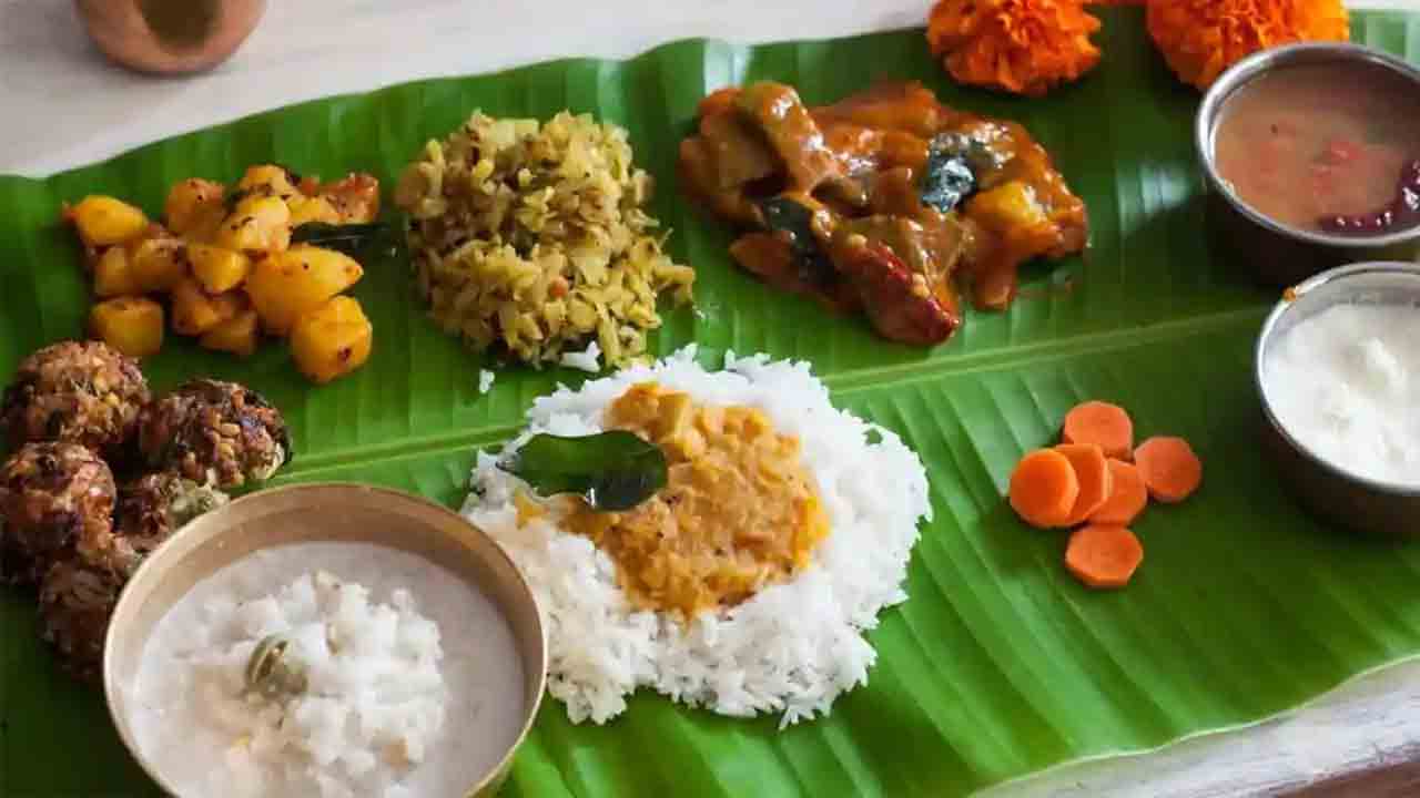 అరిటాకేసి.. అన్నంపెట్టి..