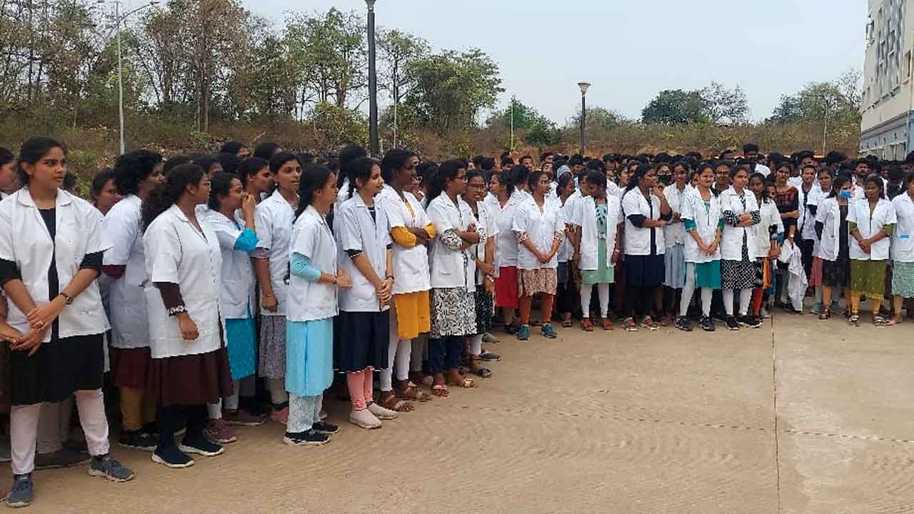 Kothagudem | అర్ధరాత్రి లేడీస్‌ హాస్టల్స్‌కు వెళ్లి ప్రిన్సిపాల్‌ అసభ్యకర ప్రవర్తన.. ఆందోళన చేపట్టిన విద్యార్థినులు