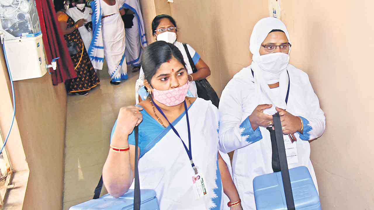 Telangana | మూడు నెలలుగా డాక్టర్లకు జీతాల్లేవ్‌.. వైద్యమంత్రికి విన్నవించినా కనిపించని ప్రయోజనం